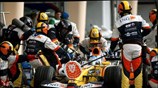 Ανεφοδιασμός για τον Fernando Alonso της Renault. ...