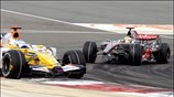 Ο Βρετανός Lewis Hamilton με την «τραυματισμένη» McLaren Mercedes προσπαθεί να προσπεράσει ...