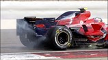 Καπνός βγαίνει από το πίσω μέρος της Toro Rosso του Sebastian Vettel. ...