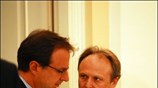 Ο εκπρόσωπος Τύπου του ΥΠΕΞ Γιώργος Κουμουτσάκος συνομιλεί με τον διευθυντή του ...