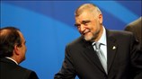 Ο πρωθυπουργός Κώστας Καραμανλής συγχαίρει τον Κροάτη Πρόεδρο Stipe Mesic. ...