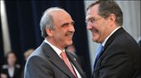 Ο υπουργός Εθνικής Αμυνας Ευάγγελος Μεϊμαράκης συνομιλεί με τον Γερμανό ομόλογο του ...
