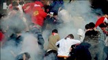 Στιγμιότυπο από επεισόδια που σημειώθηκαν χθες στις εξέδρες του  σταδίου Στράχοφ, ...