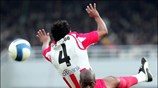 Ο Εντίνιο της ΑΕΚ μάχεται για την μπάλα με τον Λεονάρντο. Η ...
