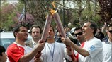 Ο υπουργός Πολιτισμού Μιχάλης Λιάπης ανάβει την δάδα του Πύρρου Δήμα κατά ...