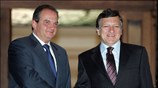 Ο πρωθυπουργός Κώστας Καραμανλής χαιρετάει τον πρόεδρο της Κομισιόν Χοσέ Μανουέλ Μπαρόζο ...