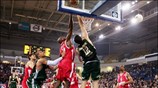 Ο Τζάκσον του Ολυμπιακού μάχεται με τον Τσαρτσαρή του Παναθηναϊκού κατά την ...