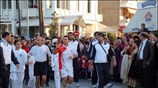Ο παίκτης της Εθνικής Χάντμπολ Δημήτρης Τζιμούρτος μεταφέρει την Ολυμπιακή φλόγα στο ...