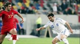 Ο Καραγκούνης μάχεται για την μπάλα κατά την διάρκεια του φιλικού αγώνα ...