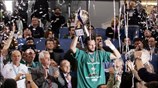 Οι παίκτες του Παναθηναϊκού πανηγυρίζουν την κατάκτηση του κυπέλλου Ελλάδας. ...