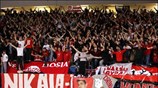 Φίλαθλοι του Ολυμπιακού παρακολουθούν τον τελικό του κυπέλλου Ελλάδας. ...