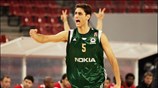 Ο Περπέρογλου του Παναθηναϊκού πανηγυρίζει κατά τη διάρκεια του τελικού του Kυπέλλου ...