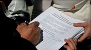 Μέλη του ΣΥΡΙΖΑ μάζευαν χθες υπογραφές, στην πλατεία Συντάγματος, για τη διεξαγωγή ...