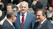 Ο πρωθυπουργός Κώστας Καραμανλής (Δ) μιλάει με τον πρόεδρο της ΔΟΕ Ζακ ...