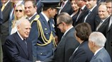 Ο Πρόεδρος της Δημοκρατίας Κάρολος Παπούλιας (Α) χαιρετάει τον πρόεδρο της ΔΟΕ ...