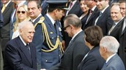 Ο Πρόεδρος της Δημοκρατίας Κάρολος Παπούλιας (Α) χαιρετάει τον πρόεδρο της ΔΟΕ ...