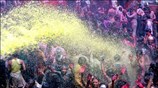 Ινδοί χορεύουν και πετάνε χρώμα ο ένας στον άλλο, κατά τη διάρκεια ...