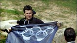 Γάλλος δημοσιογράφος, μέλος της οργάνωσης «Δημοσιογράφοι Χωρίς Σύνορα», κρατώντας σημαία με συνθήματα ...