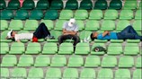 Θεατές στις εξέδρες της πίστας του Sepang. ...