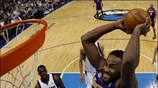 Ο Ronny Turiaf  των Los Angeles Lakers καρφώνει την μπάλα στον ...