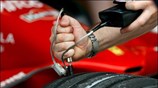 Ενας μηχανικός της Ferrari μετρά τη θερμοκρασία των ελαστικών του μονοθέσιου. ...