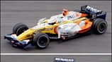 Ο Ισπανός Fernando Alonso, με Renault, κάνει ένα εντυπωσιακό τετ-ακε στη δεύτερη ...