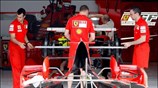 Μηχανικοί της Ferrari εργάζονται στα πιτ της πίστας Sepang, προετοιμάζοντας το μονοθέσιο ...