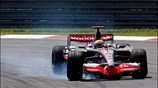 Καπνός βγαίνει από τα λάστιχα της McLaren Mercedes του Lewis Hamilton, κατά ...