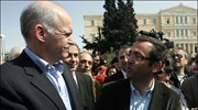 Ο πρόεδρος της ΠΟΕ-ΟΤΑ Θέμης Μπαλασόπουλος συνομιλεί με τον πρόεδρο του ΠΑΣΟΚ ...