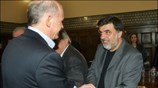 Ο πρόεδρος του ΠΑΣΟΚ Γιώργος Παπανδρέου χαιρετάει τον πρόεδρο της ΑΔΕΔΥ Σπύρο ...