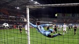 Ο Julio Cisar τερματοφύλακας της Belenenses, κάνει μια εντυπωσιακή απόκρουση στον αγώνα ...