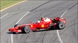 Ο Βραζιλιάνος οδηγός της Ferrari Felipe Massa χάνει τον έλεγχο του μονοθέσιου. ...