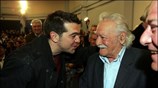 Ο πρόεδρος του Συνασπισμού Αλέξης Τσίπρας μιλά με τον Μανώλη Γλέζο στην ...