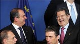 Ο πρωθυπουργός Κώστας Καραμανλής συνομιλεί σε εύθυμο πνεύμα με τον Ιταλό πρωθυπουργό ...