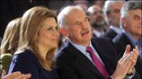 Ο Γιώργος Παπανδρέου συνομιλεί με την σύζυγο του ¶ντα πριν την έναρξη ...