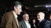 Ο πρόεδρος του ΠΑΣΟΚ Γιώργος Παπανδρέου χαιρετά τον Δήμαρχο του Πειραιά Παναγιώτη ...