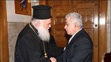 Ο Αρχιεπίσκοπος Αθηνών και Πάσης Ελλάδος Ιερώνυμος ανταλλάσσει χειραψία με τον Αριστοτέλη ...
