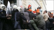 Συνδικαλιστές της ΓΕΝΟΠ-ΔΕΗ πετούν αυγά και συγκρούονται με τις αστυνομικές δυνάμεις χθες ...