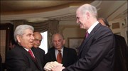 Ο πρόεδρος της Κύπρου Δημήτρης Χριστόφιας χαιρετά τον πρόεδρο του ΠΑΣΟΚ Γιώργο ...
