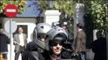 Ο πρόεδρος του Συνασπισμού Αλέξης Τσίπρας φεύγει μαζί με τον υπεύθυνο Τύπου ...