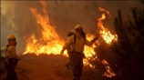 Πυροσβέστες και εθελοντές συμμετέχουν στην προσπάθεια κατάσβεσης μεγάλης πυρκαγιάς που ξέσπασε σε ...