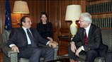 Ο πρωθυπουργός Κώστας Καραμανλής συνομιλεί με τον πρόεδρο του Ευρωπαϊκού Κοινοβουλίου Χάνς ...