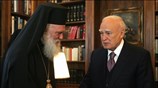 Ο πρόεδρος της Δημοκρατίας Κάρολος Παπούλιας υποδέχεται τον Αρχιεπίσκοπο Αθηνών Ιερώνυμο στο ...