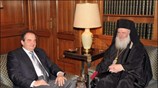 Ο πρωθυπουργός Κώστας Καραμανλής συναντήθηκε με τον Αρχιεπίσκοπο Αθηνών Ιερώνυμο στο μέγαρο ...