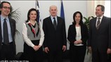 Ο πρόεδρος του ΠΑΣΟΚ Γιώργος Παπανδρέου συνομιλεί με βουλευτές του κόμματος από ...