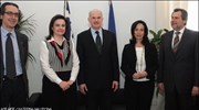 Ο πρόεδρος του ΠΑΣΟΚ Γιώργος Παπανδρέου συνομιλεί με βουλευτές του κόμματος από ...