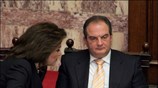 Ο πρωθυπουργός Κώστας Καραμανλής παρακολουθεί μαζί με την υπουργό Εξωτερικών Ντόρα Μπακογιάννη ...