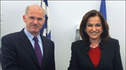 Η υπουργός Εξωτερικών Ντόρα Μπακογιάννη χαιρετάει τον πρόεδρο του ΠΑΣΟΚ Γιώργο Παπανδρέου, ...