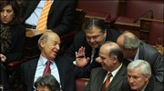 O πρώην πρωθυπουργός Κώστας Σημίτης συνομιλεί με βουλευτές κατά τη διάρκεια της ...
