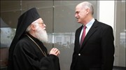 Ο πρόεδρος του ΠΑΣΟΚ Γιώργος Παπανδρέου συνομιλεί με τον Αρχιεπίσκοπο Αλβανίας Αναστάσιο ...